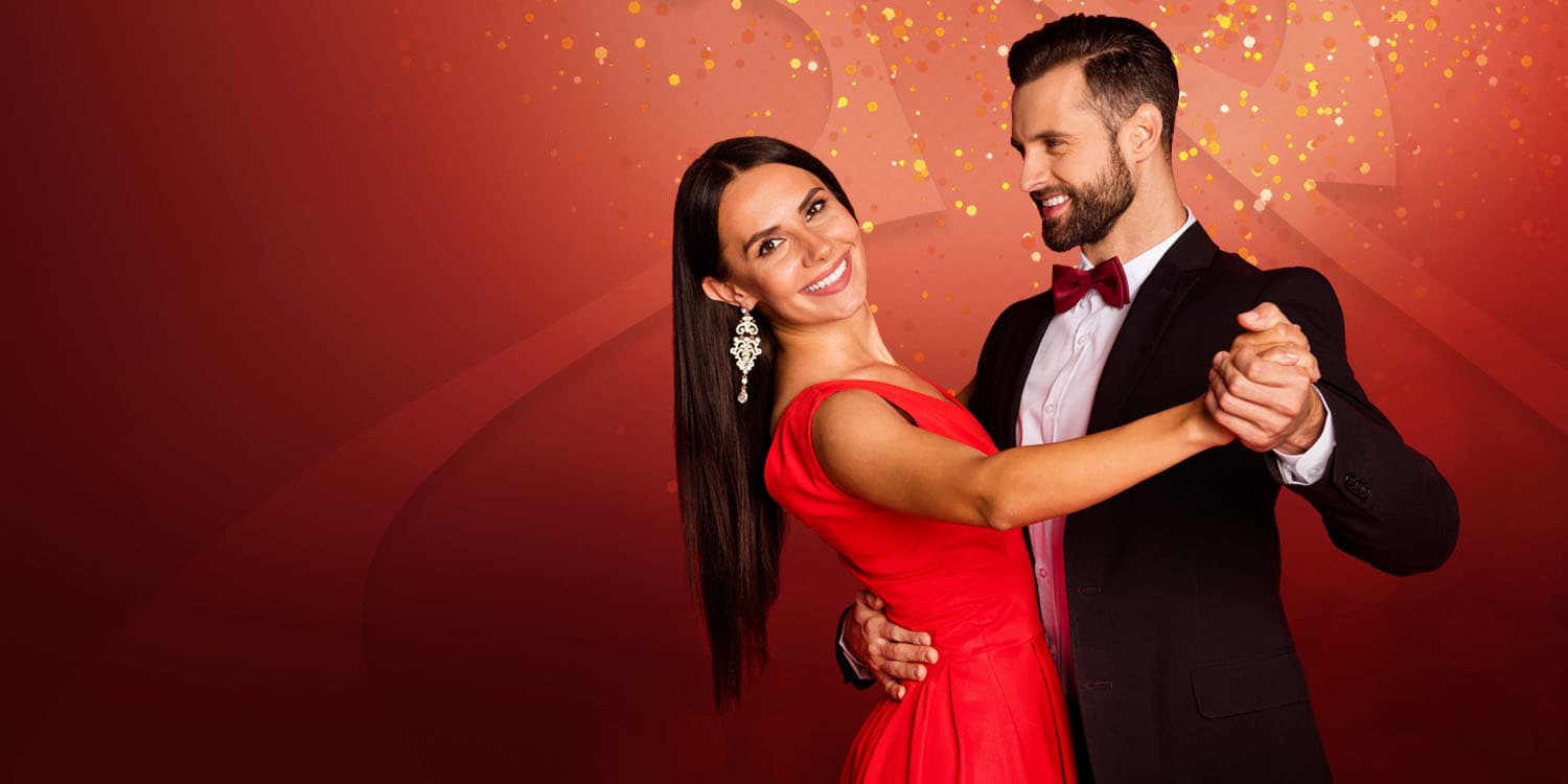 Giovane coppia innamorata che balla insieme